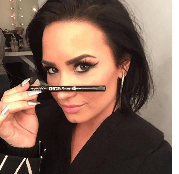 ¡Ojito de gato! Así presume Demi Lovato su nuevo look, con el cual se ve mucho más hermosa.