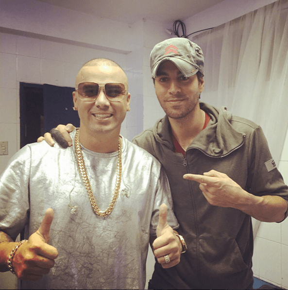 Y por qué no, también hay tiempo para la foto entre amigos. Aquí está el intérprete en compañía de Wisin.