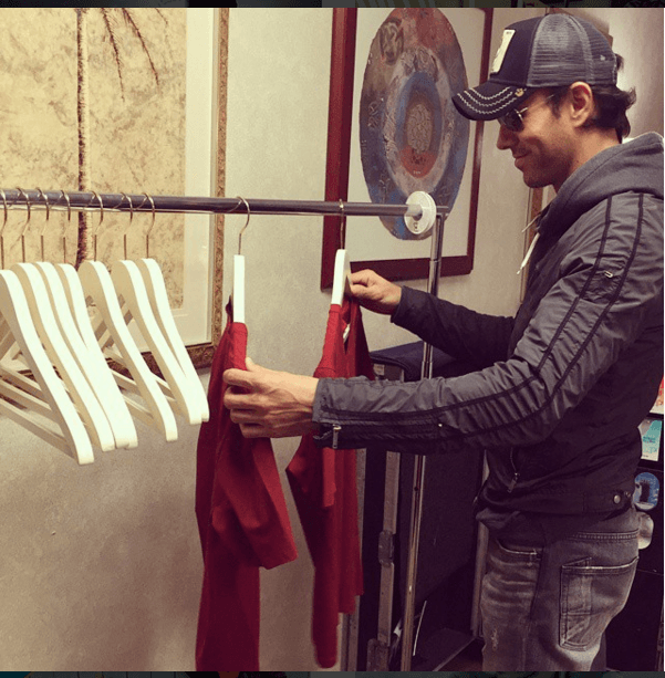 ¿Adivina de qué color saldrá vestido? Enrique no sabe si ponerse la roja... o la otra roja.