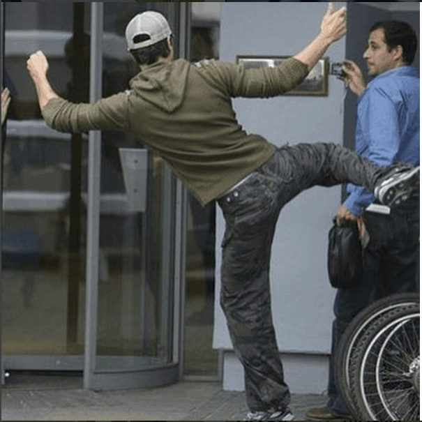 La patada voladora... Así de cariñoso es Iglesias con la gente de su staff.