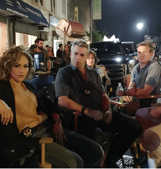 Y hasta entre cada escena de la película que está filmando aprovecha para echar la platica entre compañeros.