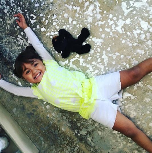 “Es un torbellino, ya creo que ni su mama la aguanta. De repente me habla y me dice: ‘esta de lo peor’. Ya ni habla conmigo, me dice: ‘abuela al calajo’, y yo le digo, ¿cómo?”, explicó entre risas para MezcalTV el pasado 8 de agosto.
<br>