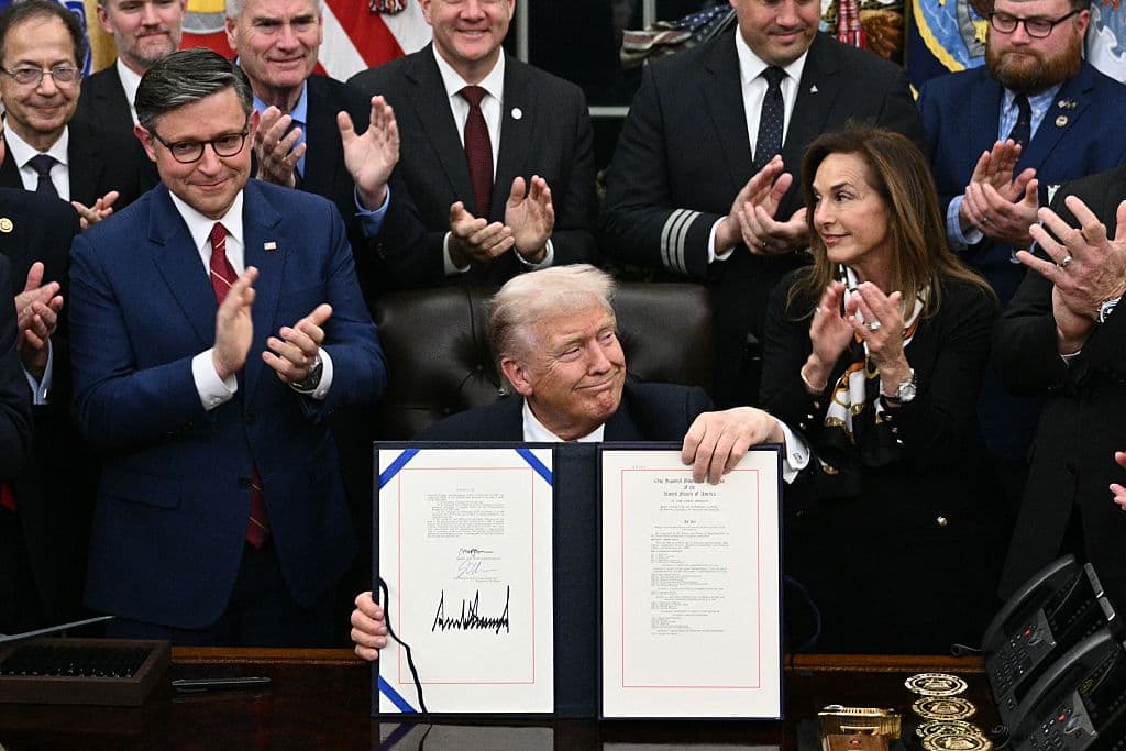 Trump firma la ley que pone fin al cierre de gobierno más largo de la historia de EEUU tras 43 días