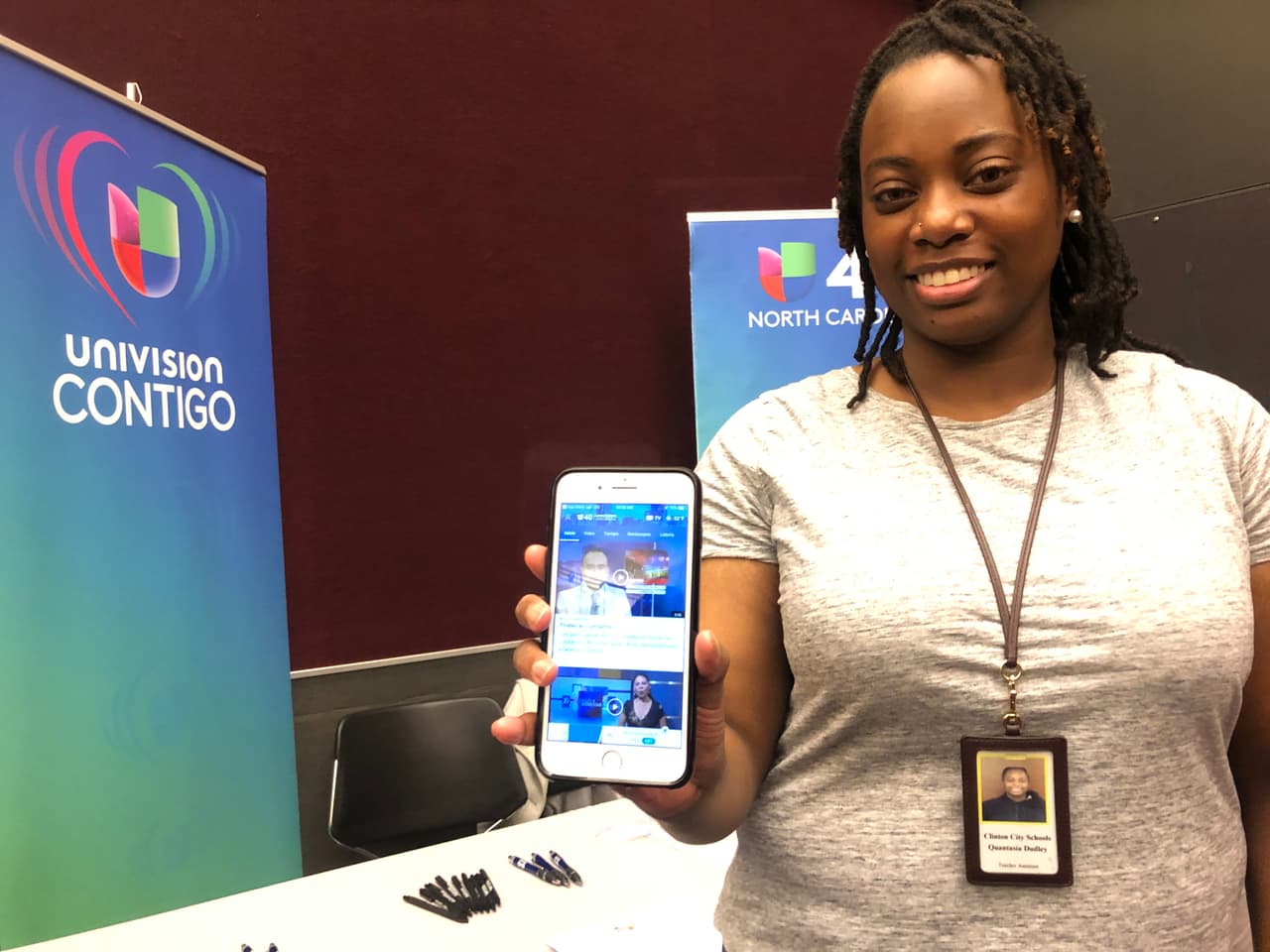 Estudiantes descargan la APP de Univision 40 North Carolina durante el Hispanic Education Summit 2019