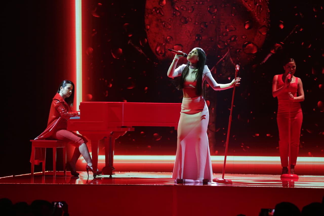 Zhamira con su voz espectacular y portando un precioso vestido blanco, llenó de lágrimas a quienes la veían en el escenario.