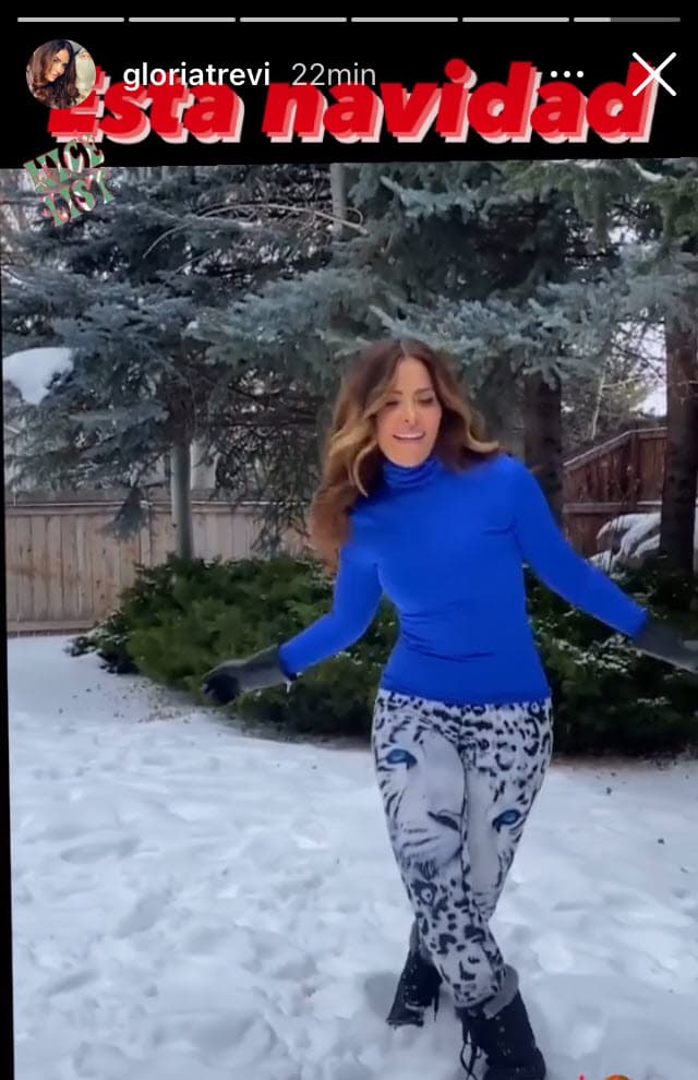 Los 'leggings' de la cantante mexicana forman parte de la colección de la marca Denimaxx y 
<b><a href="https://denimaxx.com/products/blue-eyed-bandit?_pos=16&_sid=b7c6231f8&_ss=r" target="_blank">tienen un costo de 95 dólares</a></b>, de acuerdo con la página de la tienda. 
<br>