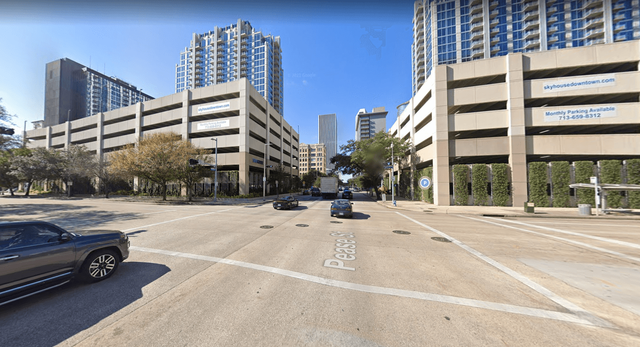 Pease St & Fannin St: 59 accidentes. Es la intersección más peligrosa del condado Harris, según el estudio de los estudiantes de la Universidad de Houston. Está rodeada por varios garajes de estacionamientos.