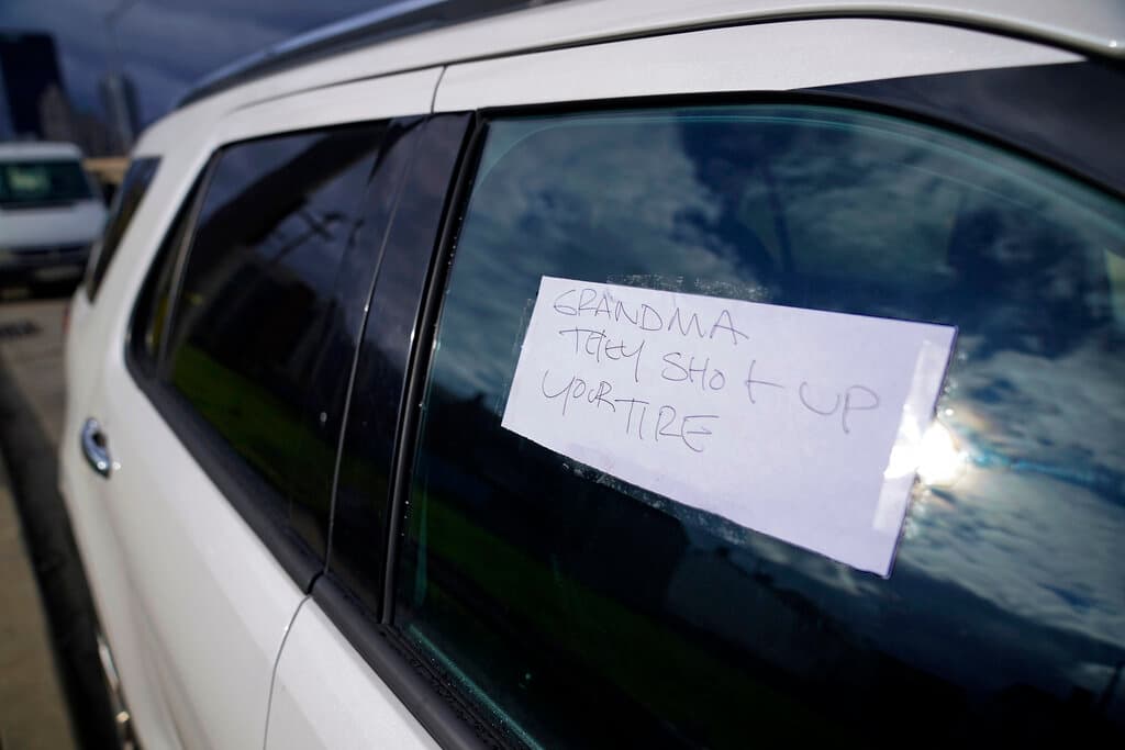 Hubo al menos ocho heridos de bala. Algunas propiedades alrededor de la casa también sufrieron daños. Por ejemplo, a la dueña de este carro, alguien le dejó una nota que lee: "Abuela, ellos le dispararon a la llanta".