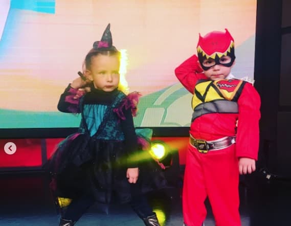 Valentina, su hija, posó con un traje de brujita.