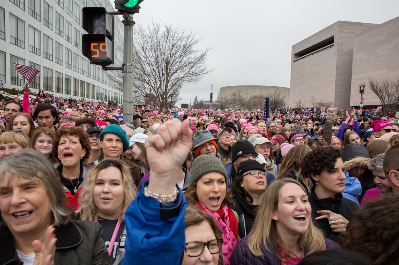 <b>La fuerza de las mujeres (21 de enero).</b> Una descomunal marcha convocada por los movimientos a favor de los
<b><a href="https://www.univision.com/noticias/la-marcha-de-las-mujeres/escenas-de-la-multitudinaria-marcha-de-las-mujeres-en-washington-dc-fotos">derechos de las mujeres</a></b> llenó de activistas las calles de todo el país. Esta fotografía muestra una pequeña porción de la enorme concentración en Washington DC, donde intervinieron importantes personalidades a favor de las minorías contra el recién investido Donald Trump.