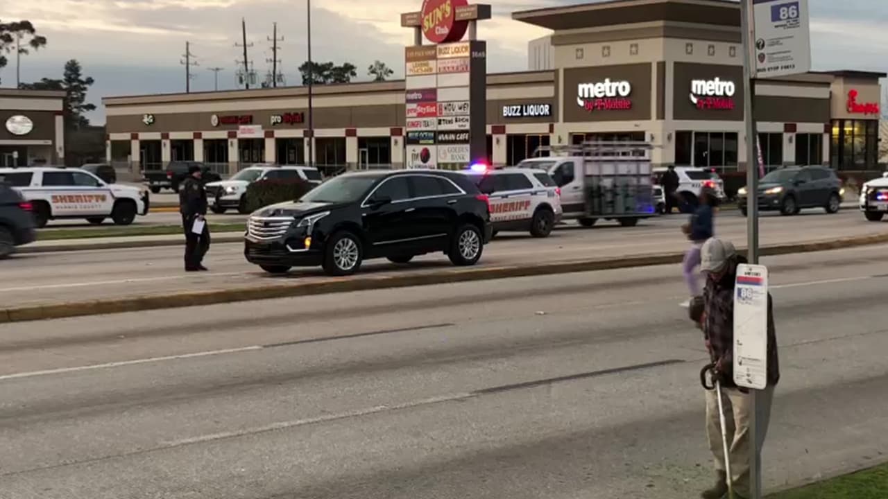La víctima fue trasladada a un hospital y se espera que sobreviva.