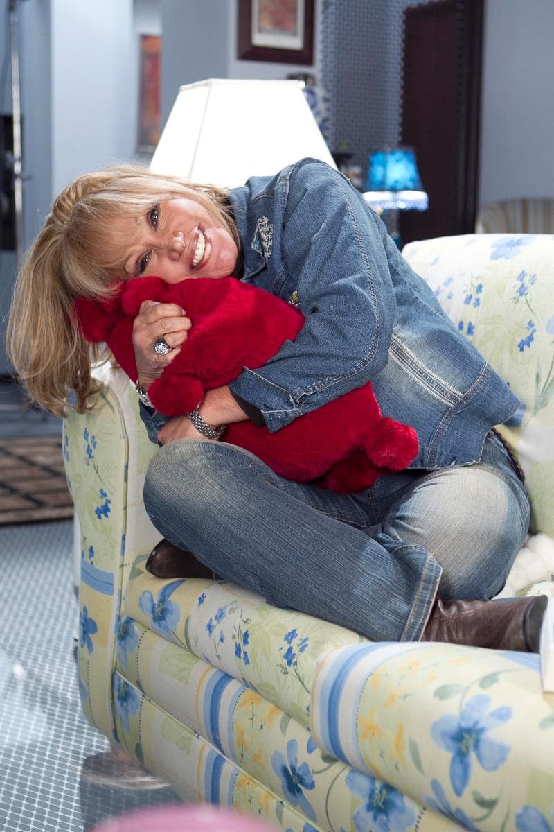 Sin embargo, 'La Tesorito' reconoció que sí le pidió disculpas a Jorge Ortiz de Pinedo por el fuerte golpe que le dio: "Le dije: 'Jorge, ¿me disculpas por favor?'. Él me dijo: 'No tengo nada que disculparte' y ya, así paró las cosas. El señor es un caballero adorado, como no tienen una idea, lo quiero muchísimo y le pido nuevamente disculpas por tener la mano tan pesada", dijo por su parte al mismo programa.
<br>