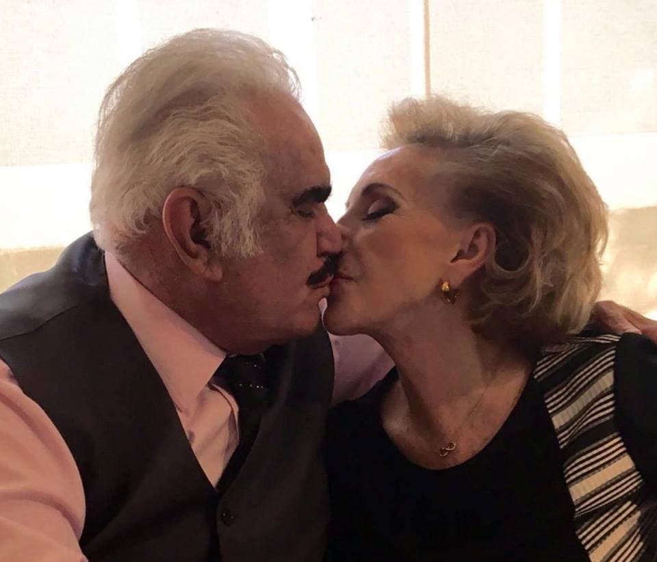 Su esposa, Doña Cuquita, ha sido su inseparable compañera. "Gracias a ella estoy donde estoy, es el pilar de mi vida, mi familia y mi carrera", escribió al compartir esta foto con la que precisamente celebraba su cumpleaños 76.