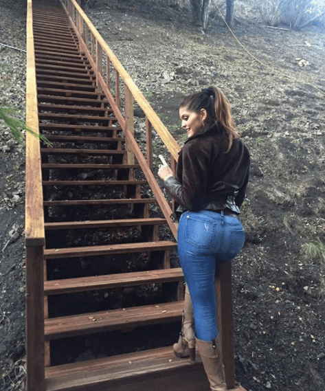 Con esta imagen la cantautora potosina causó gran revuelo en redes sociales a principios de 2018, debido al tamaño de sus caderas, lo que desató inmediatamente comentarios y rumores sobre una nueva operación estética en dicha parte de su cuerpo, lo que ella no ha negado ni afirmado.