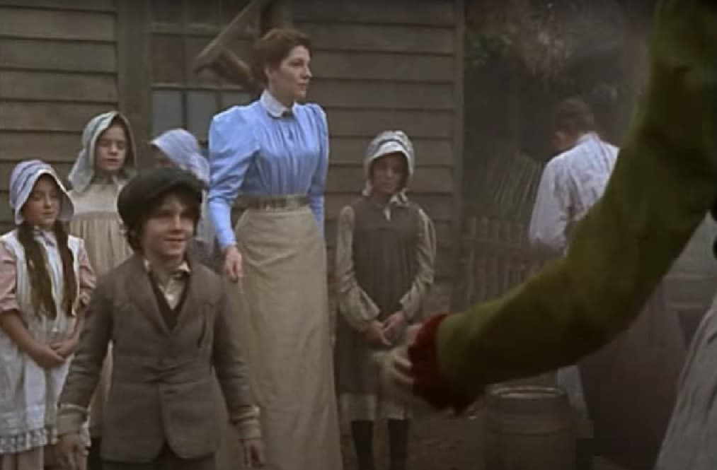 Sólo que el histrión inglés debutó en la pantalla chica hace cinco lustros, cuando sólo tenía 8 añitos en el programa de época 'Bramwell' (1997) como William Kilshaw.