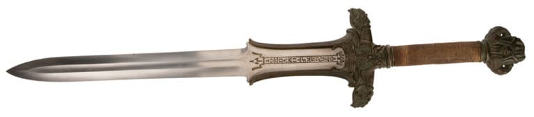 La espada que Arnold Schwarzenegger usó en Conan El Bárbaro. Valor en subasta: $40,000 – $60,000.