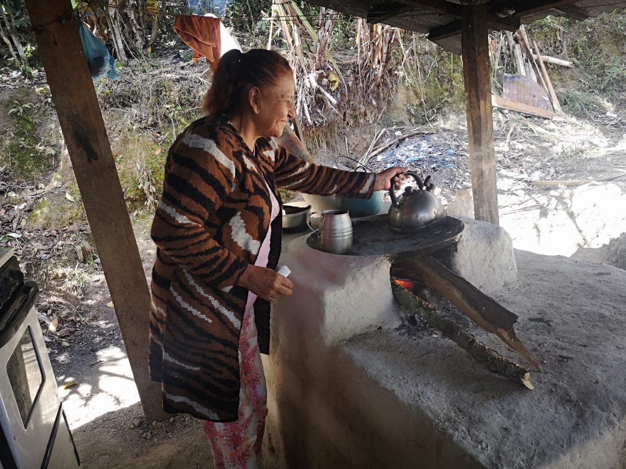 Ambas familias están felices con el retorno de los jóvenes. Sin embargo, la preocupación por no tener un ingreso para el sustento de sus familias, más la deuda que acumularon los mantiene muy preocupados. Justa Alvarado, la madre de Dennis, prepara café con leña.