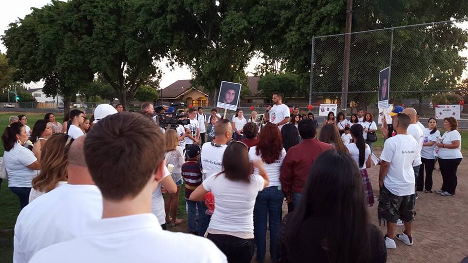 Familiares y amigos de Antonio Brown, un joven que murió baleado en Manteca el pasado 4 de julio mientras visitaba a una amiga, realizaron una vigilia el pasado viernes en la preparatoria East Union HS.