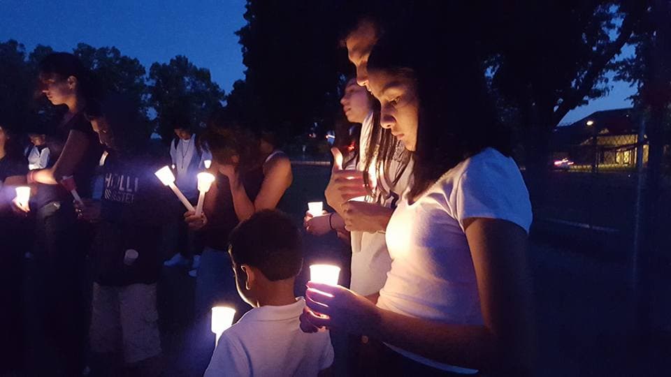 Familiares y amigos de Antonio Brown, un joven que murió baleado en Manteca el pasado 4 de julio mientras visitaba a una amiga, realizaron una vigilia el pasado viernes en la preparatoria East Union HS.