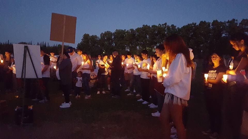 Familiares y amigos de Antonio Brown, un joven que murió baleado en Manteca el pasado 4 de julio mientras visitaba a una amiga, realizaron una vigilia el pasado viernes en la preparatoria East Union HS.