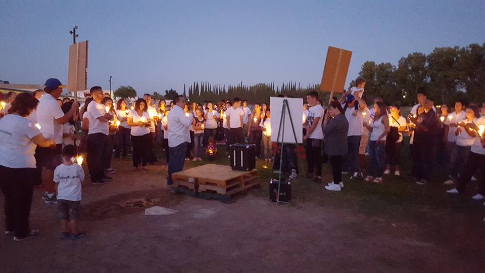 Familiares y amigos de Antonio Brown, un joven que murió baleado en Manteca el pasado 4 de julio mientras visitaba a una amiga, realizaron una vigilia el pasado viernes en la preparatoria East Union HS.