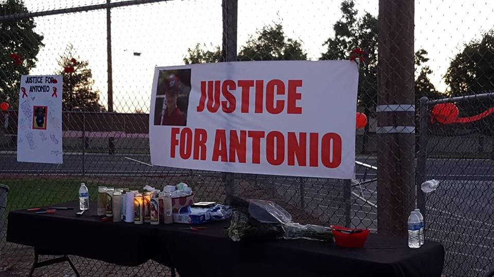 Familiares y amigos de Antonio Brown, un joven que murió baleado en Manteca el pasado 4 de julio mientras visitaba a una amiga, realizaron una vigilia el pasado viernes en la preparatoria East Union HS.