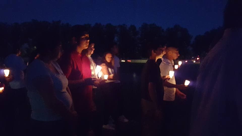 Familiares y amigos de Antonio Brown, un joven que murió baleado en Manteca el pasado 4 de julio mientras visitaba a una amiga, realizaron una vigilia el pasado viernes en la preparatoria East Union HS.