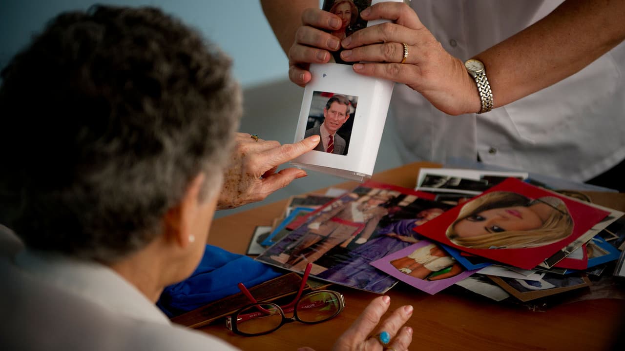 Los retos de cuidar a un paciente con Alzheimer: "Cuando la palabras faltan, el amor puede ser la mejor comunicación"