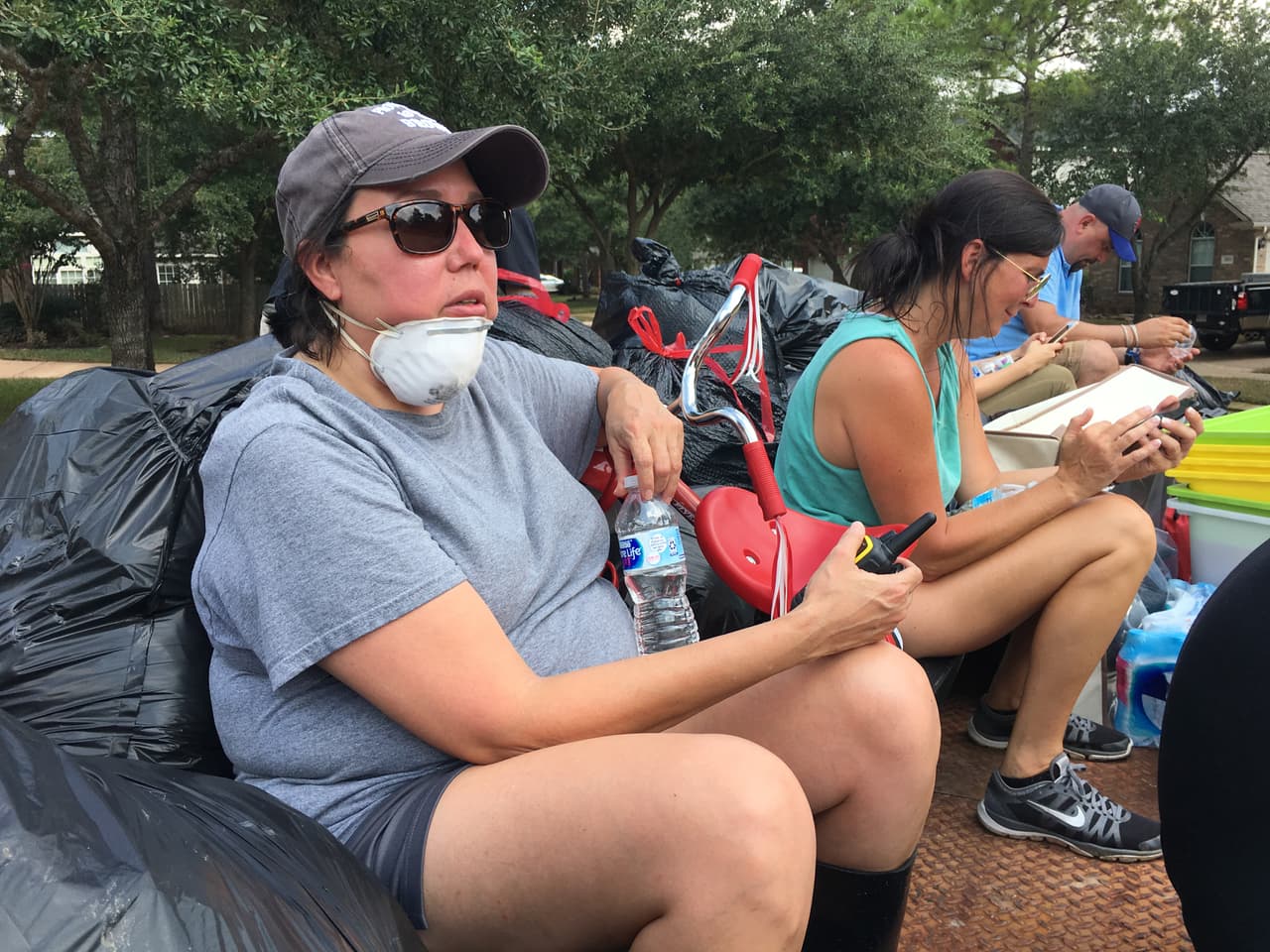 Cindy Ramírez, quien regresó a su casa en Canyon Gate para buscar algunas medicinas y verificar el estado de su propiedad, fue una de las pasajeras del camión que auxilió a varios residentes varados en las calles inundadas.