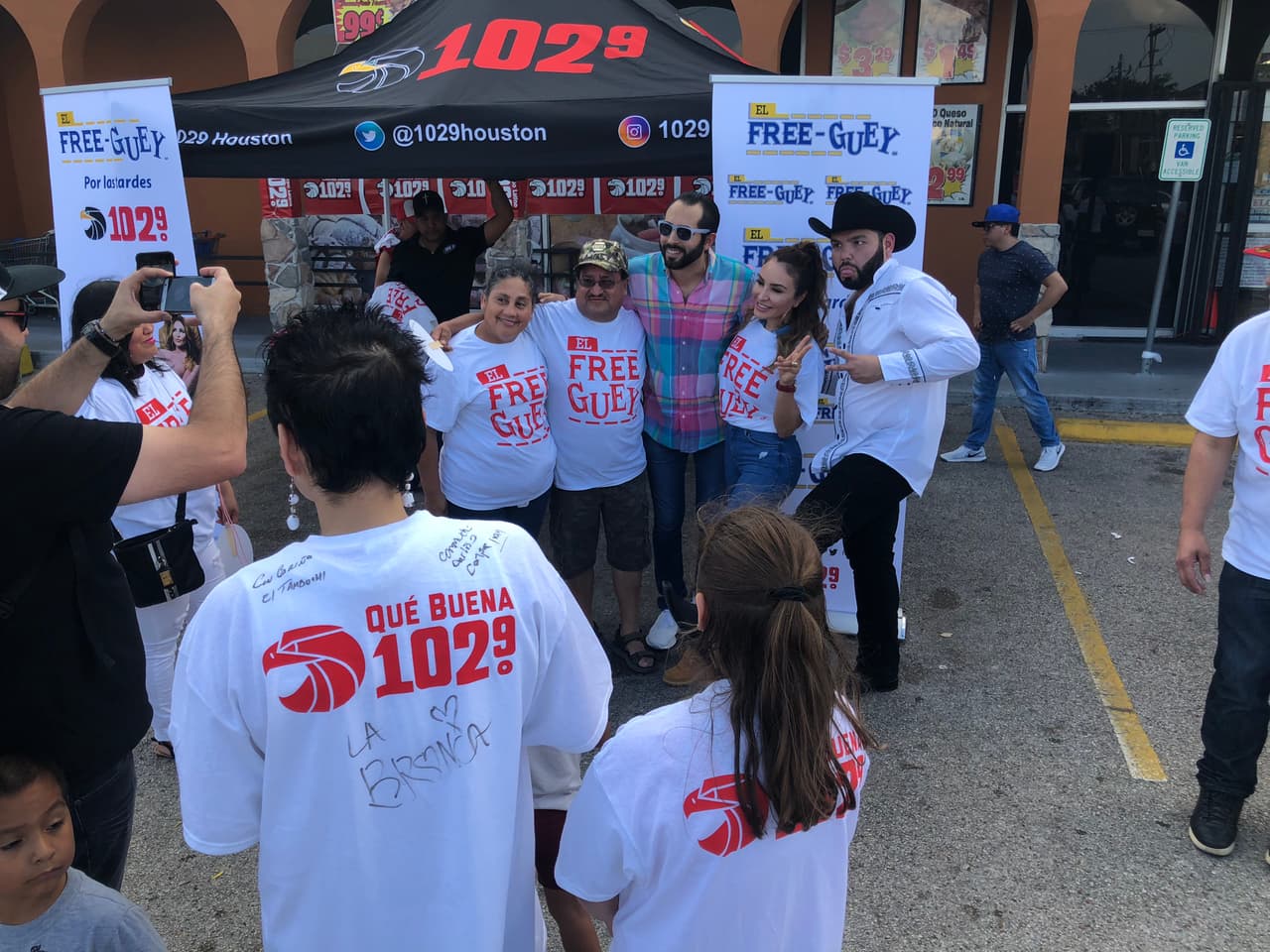 Ya que todo el mundo quería saludarlos y tomarse una foto con ellos.