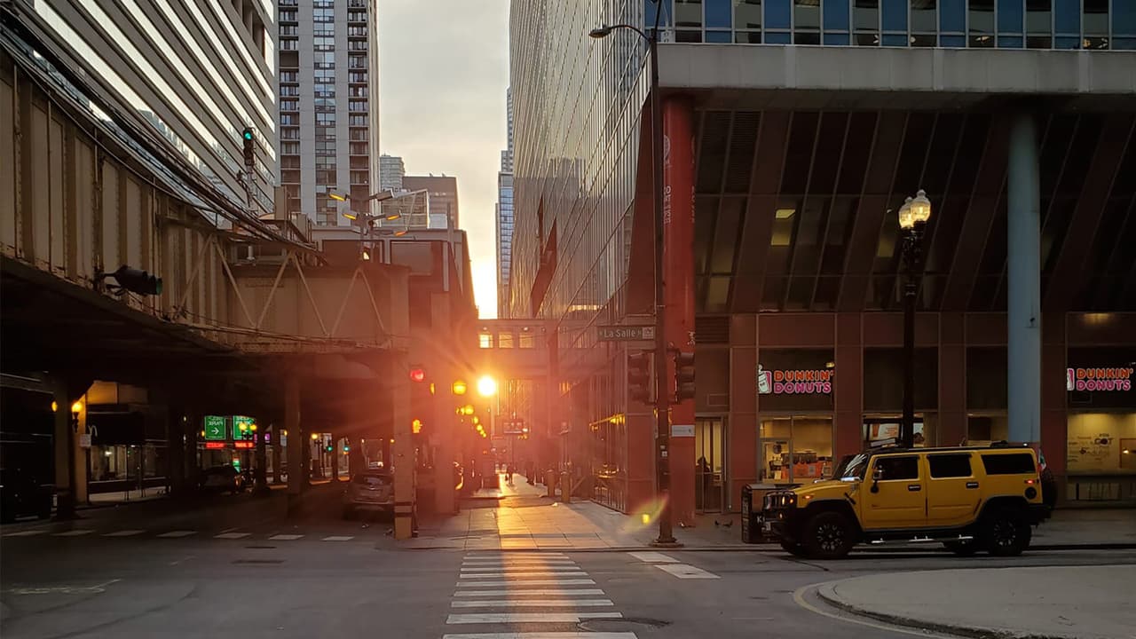 Equinoccio es una palabra compuesta del latín
<i>aequus</i> (igual) y
<i>noctis</i> (noche), que significa “noche igual” y se refiere a la temporada del año en la que el día dura lo mismo que la noche.