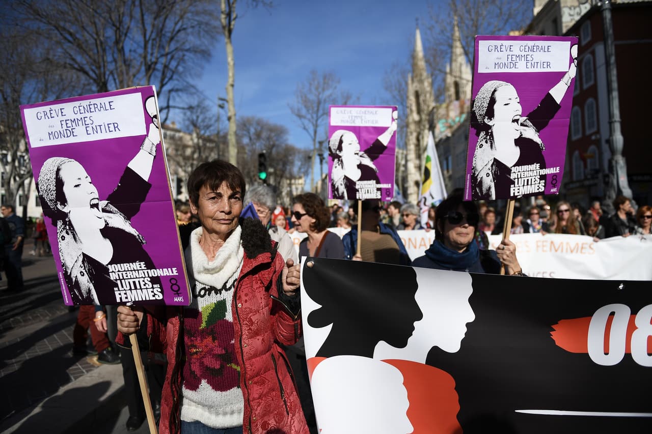 <b>Marsella, Francia.</b> Las mujeres llevan pancartas donde lee en francés "Huelga general de todas las mujeres del mundo" durante la marcha por el Día Internacional de la Mujer.