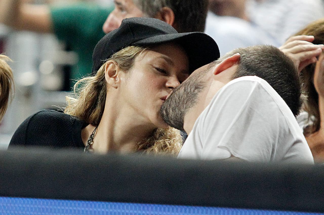 No importa el lugar siempre hay tiempo para dar un beso apasionado al amor de tu vida.