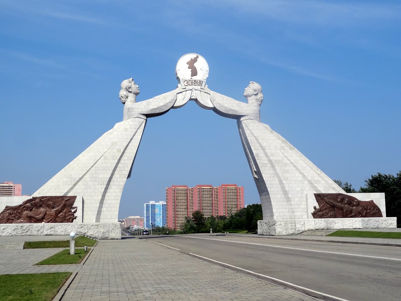 <b>Monumento para la Reunificación Nacional. </b>Los turistas no deben olvidar que el uso de su número personal o de dispositivos GPS está prohibido. La liberación de la patria es un tema recurrente en los monumentos coreanos. A las afueras de la ciudad, con espectaculares vistas de la urbe desde el monte, se encuentra el Cementerio de los Mártires Revolucionarios, que conmemora a los héroes nacionales del país.