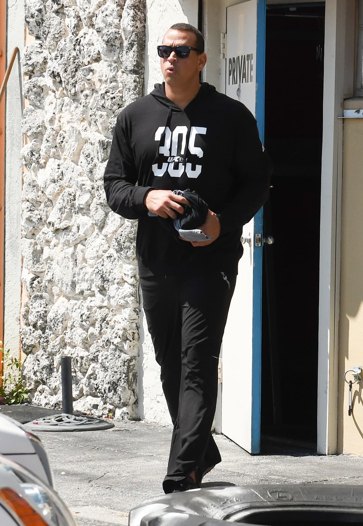 Aquí las cámaras captaron a Alex Rodríguez saliendo detrás de JLo en un gimnasio en Miami.