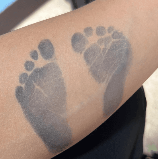 “A partir de hoy dejamos huella, compañera Greeicy. Te admiro, te respeto y te celebro; sigues llevándome a otro nivel. Eres increíble. Te amo siempre”, escribió el artista al pie de una fotografía con los pies de su retoño.