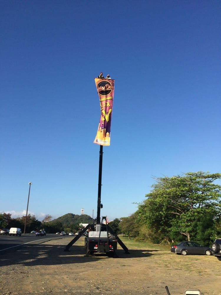 Víctor Santiago y José "El Negro" Figueroa regresan con Estos Dos Sin Frenos para ponerte a gozar.