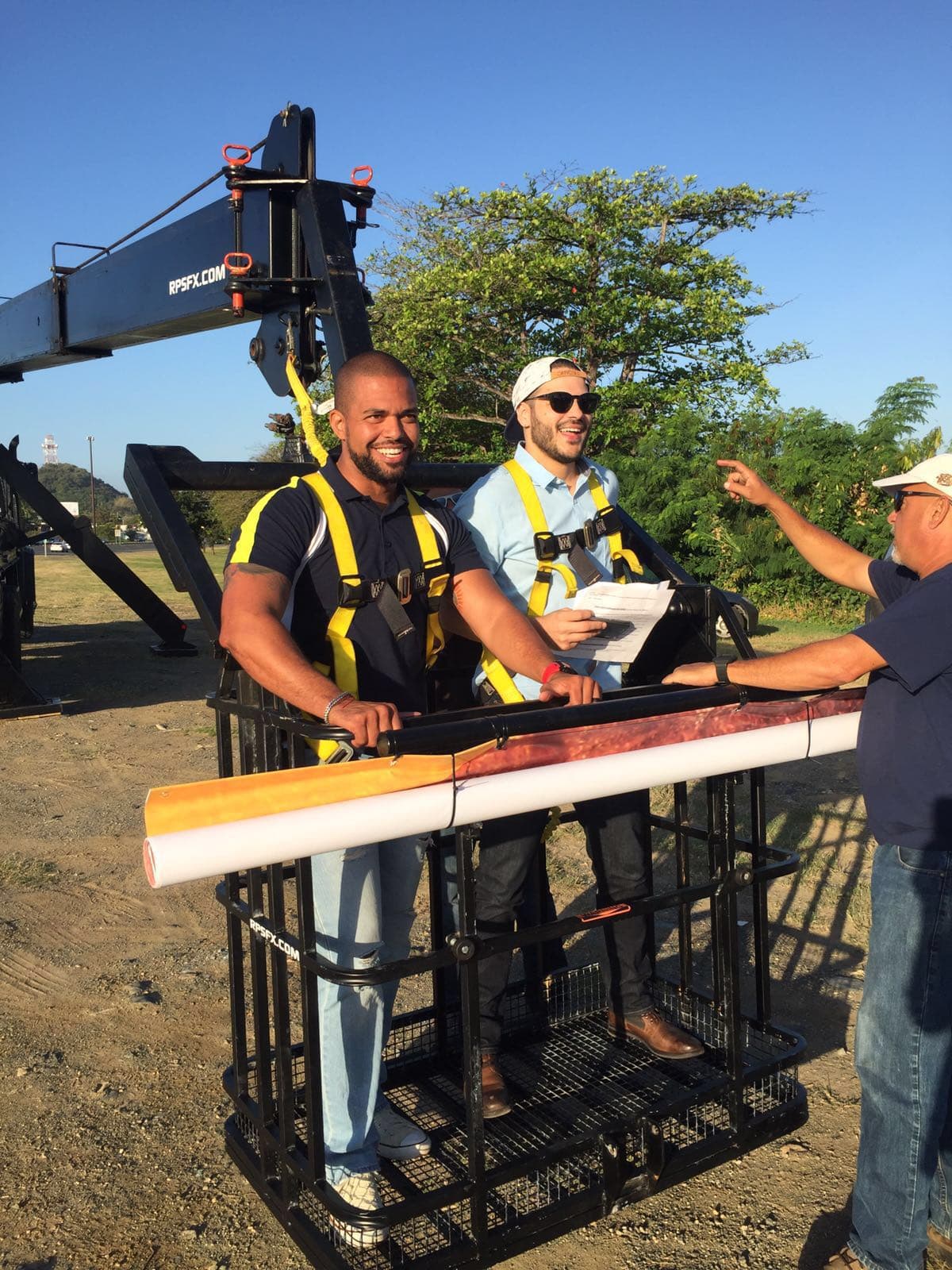 Víctor Santiago y José "El Negro" Figueroa regresan con Estos Dos Sin Frenos para ponerte a gozar.
