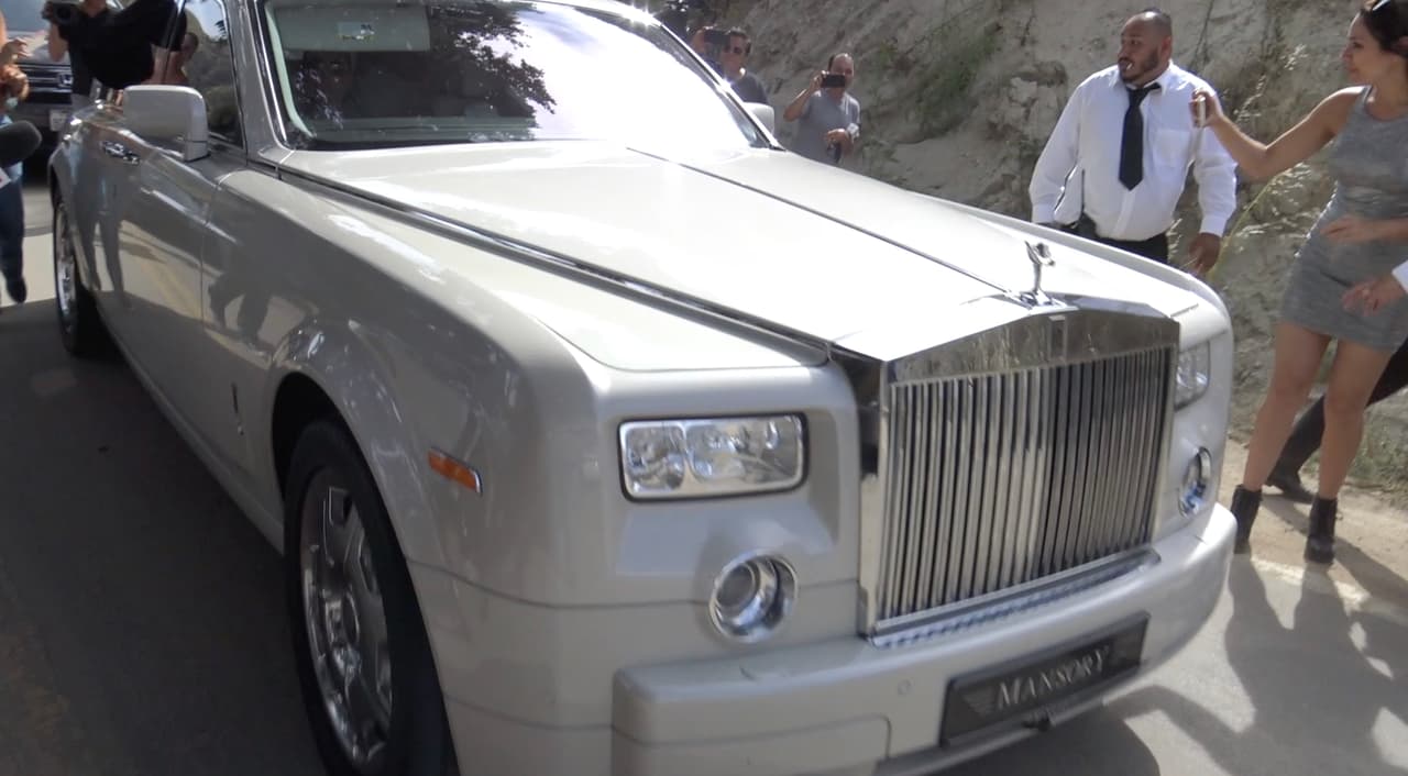 Tanto Juan como Rosie Rivera dijeron en las pasadas horas, en diversas entrevistas, que 
<b>a Chiquis le estaban cobrando por los supuestos daños que sufrió el Rolls Royce</b> por el acecho de los medios de comunicación. No abundaron en el tipo de daños que se alega causaron los reporteros y tampoco en cómo se sabe que fueron ellos los que afectaron el vehículo.