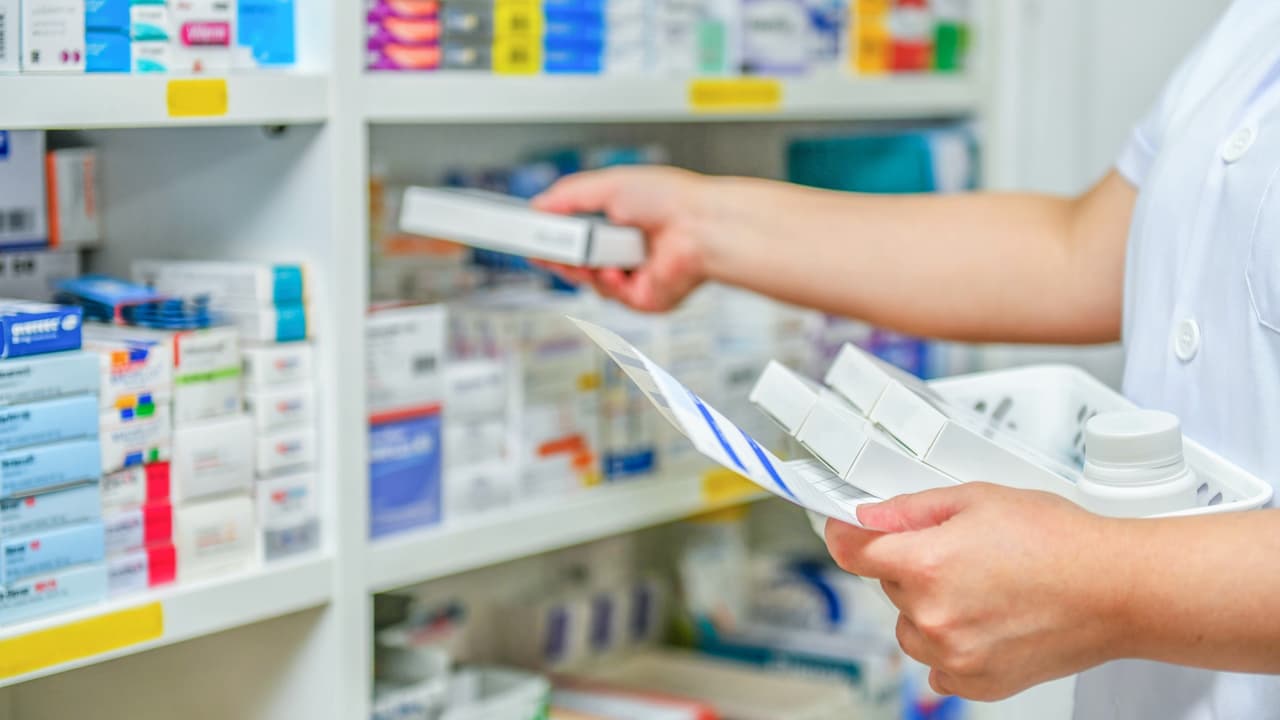 Californianos cruzan a México para comprar medicamentos más baratos: riesgos y reglas