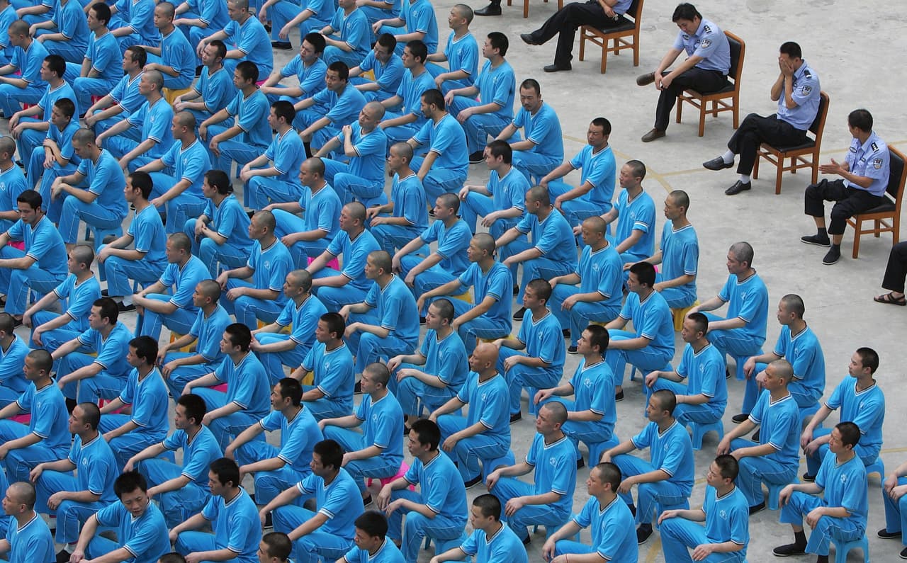 <b>Puesto 2. China. 1,649,804 reclusos (2015)</b> (solo condenados y cumpliendo penas en las cárceles del Ministerio de Justicia. Excluye detenciones preventivas o administrativas). Su tasa de población penitenciaria es de 118, basado en una población de 1,400 millones de habitantes. Las autoridades informaron en 2009 que, además de los prisioneros condenados, más de 650,000 estaban detenidos. Si sumamos este dato la población carcelaria total China podría superar los 2,300,000 internos.