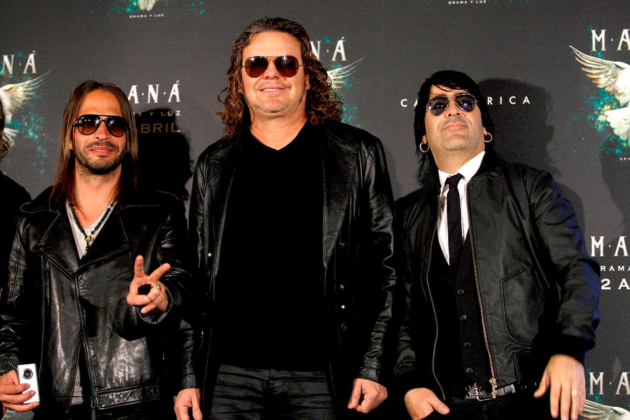 En sus inicios la agrupación se hizo llamar Green Hat Spies, después Green Hat y luego Sombrero Verde. En un principio tocaron covers, pero con el pasar del tiempo hicieron sus propias producciones. Los integrantes originales fueron Fher Olvera, Gustavo Orozco, así como los hermanos Juan, Abraham y Ulises Calleros.