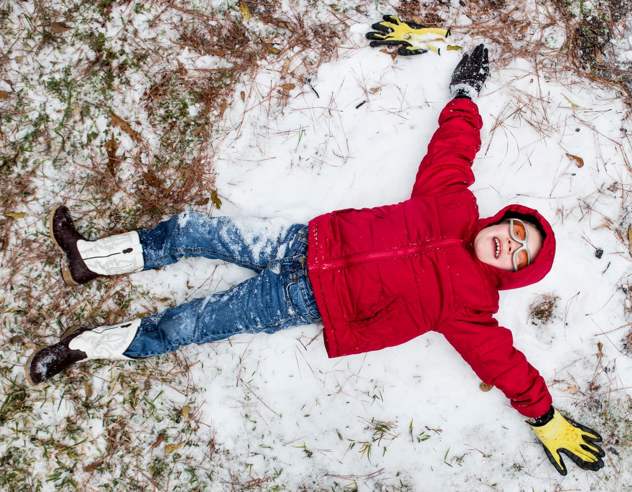 La ola de frio se desplazó desde el norte de Texas hacia la costa este. En la fotografía, un niño juega en la nieve que cayó en Spring Texas el martes 16 de enero.