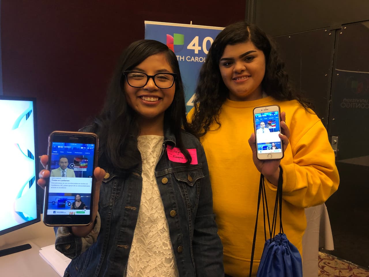 Estudiantes descargan la APP de Univision 40 North Carolina durante el Hispanic Education Summit 2019