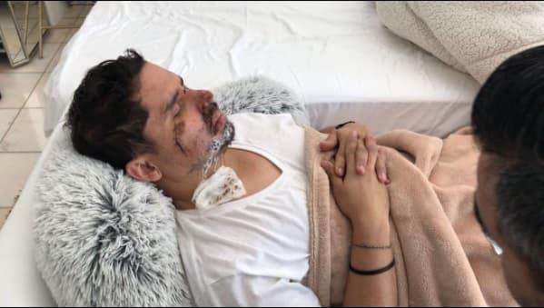 Sin embargo, la recuperación del intérprete de ‘La gente VIP’ ha sido lenta, el pasado 12 de enero compartió un video donde se le escucha hablar con mucha dificultad.