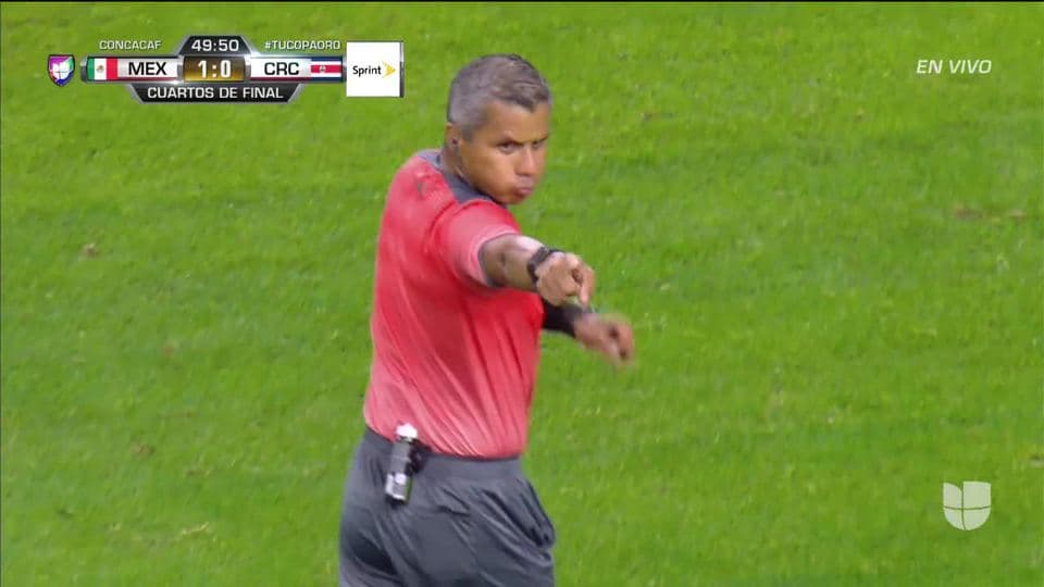 Tarjeta amarilla. El árbitro amonesta a Luis Rodríguez de Mexico
