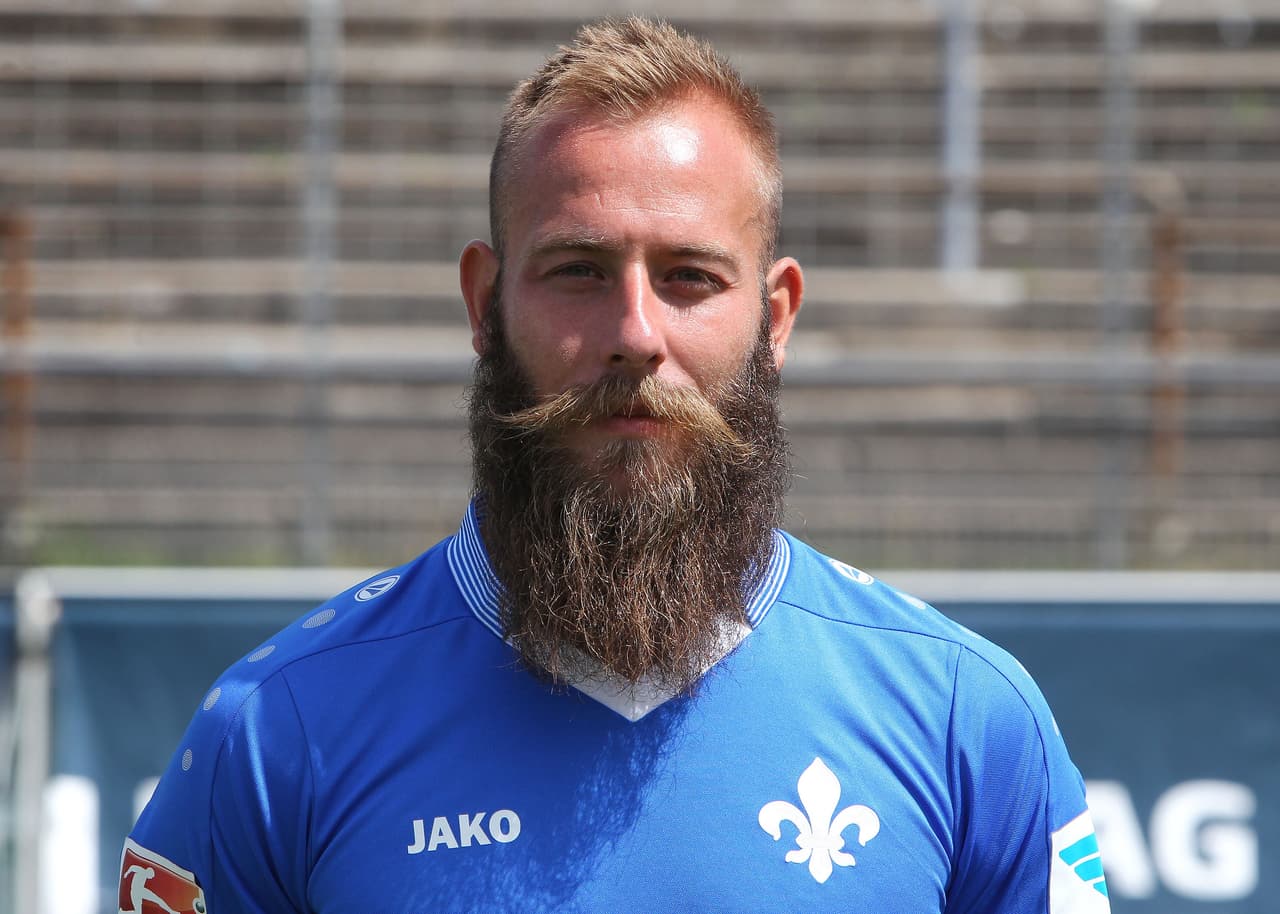 Marco Sailer es un mediocampista alemán que la temporada pasa deslumbró a la Bundesliga en el Darmstadt con su brillante y larga barba y bigote.