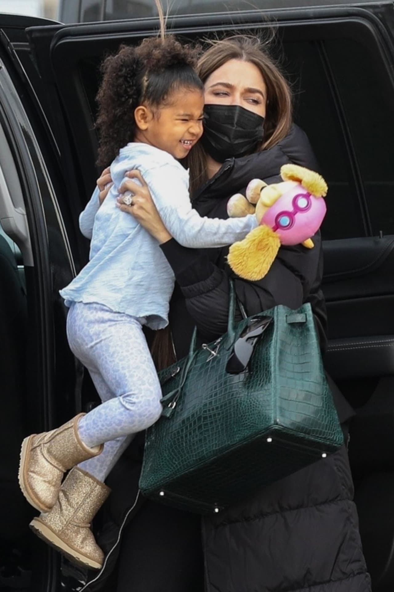 Khloé se encargó de True desde que llegaron al parque, le ayudó a bajar del auto y posteriormente la tomó de la mano para llevarla a los juegos. Durante todo el recorrido, la pequeña, que cumplirá 3 años en abril, llevó un peluche en brazos.