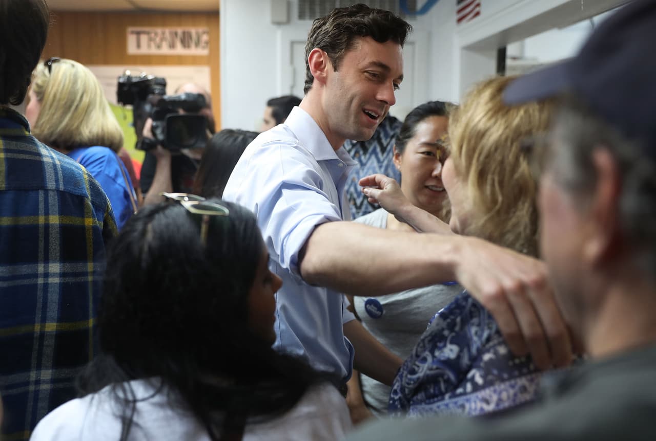 <b>El candidato demócrata Jon Ossoff, agradece a voluntarios de su campaña</b>. Muchos estiman que si los comicios en el 6to. distrito de Georgia terminan con un triunfo de Ossof y que con él, el Partido Demócrata logre un impulso para lograr avances suficientes en las parlamentarias del próximo año.