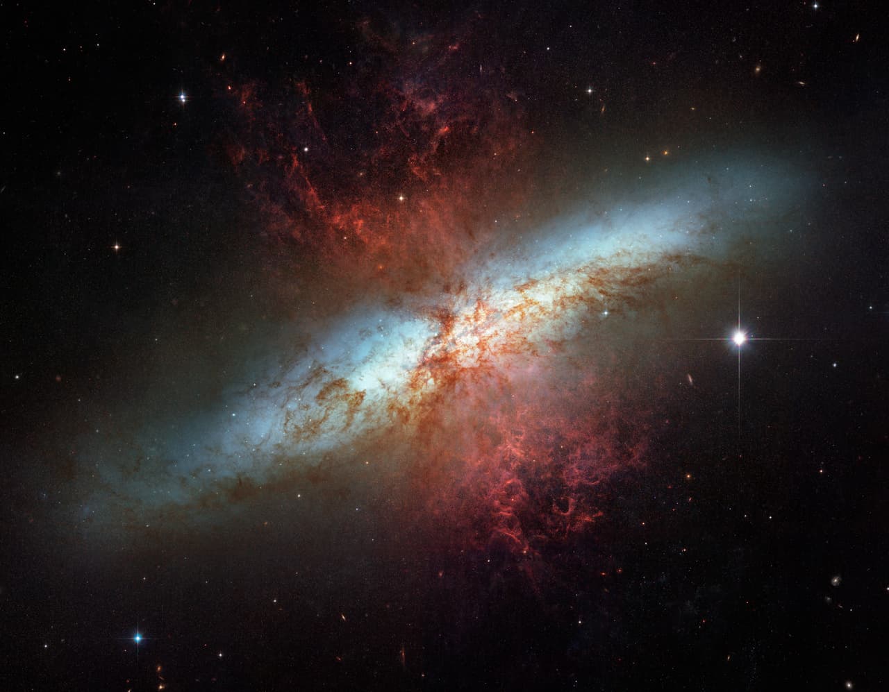 <b>Galaxia M82 (2006). </b>Alrededor del centro de la galaxia, las estrellas jóvenes nacen 10 veces más rápido de lo que lo hacen las que están dentro de nuestra galaxia, la Vía Láctea. 
<br>